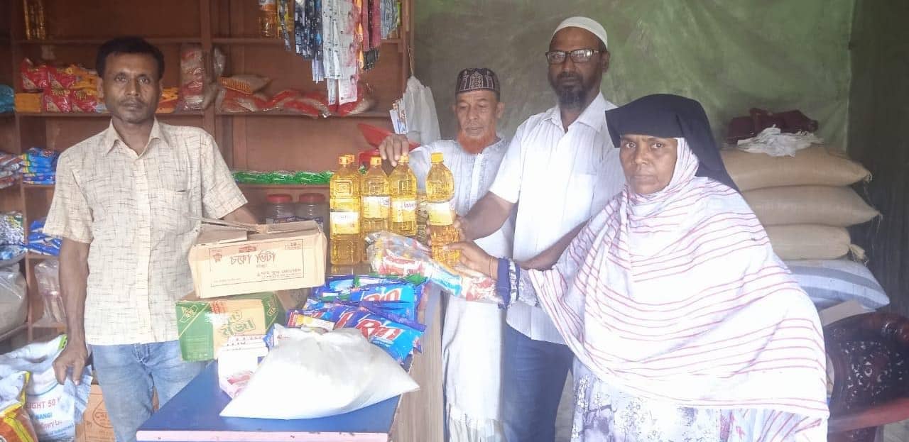 A lady receiving food donation